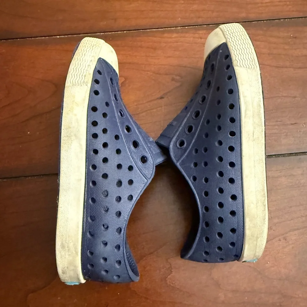 Native Jefferson Blue and White Water Shoes Slip-On‎